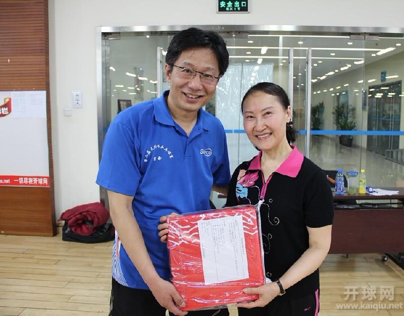 杨非给汤雅珠颁奖