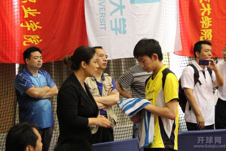 刘伟指导刘淼，3:1战胜杨策，杨策输球很气愤，直接把拍子扔了，并留下雷人语录：“打一辈子球了，这场球输的最窝囊！”