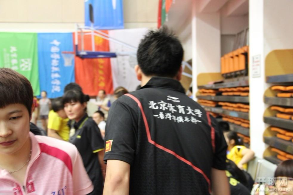 2012年首都高校甲组比赛，喜洋洋赞助北体大运动队20件（10件黑色，10件红色）比赛球衣。图为北体大一力杨策。