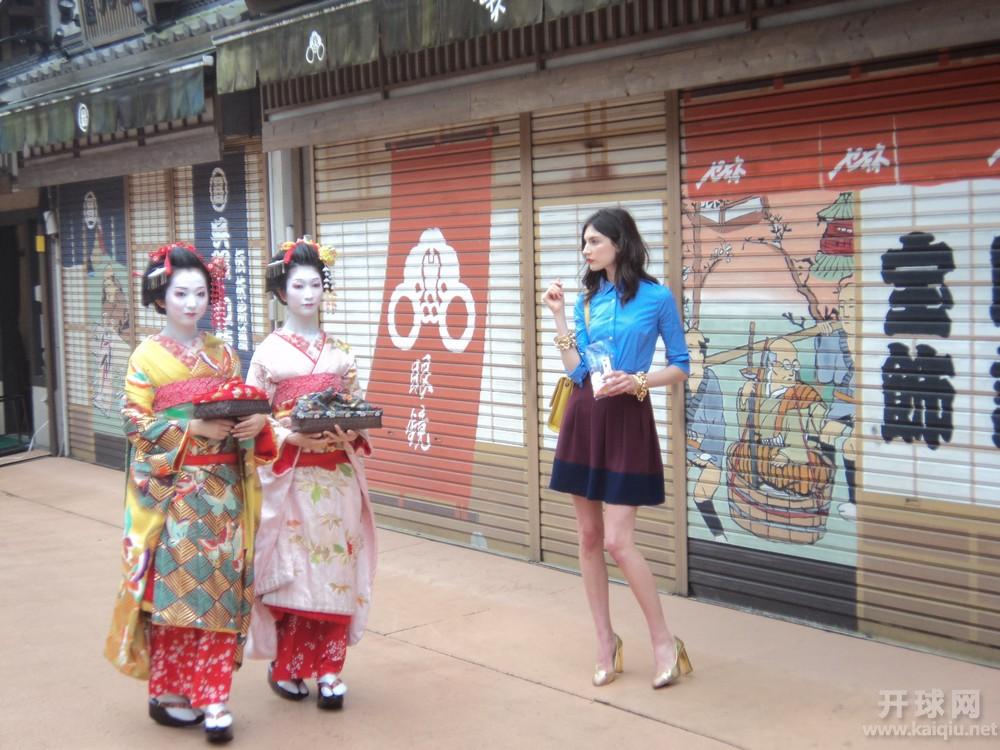 东瀛艺妓和西洋模特。我在日本浅草寺拍的，虽然仨人不算最美，但亦可养养眼