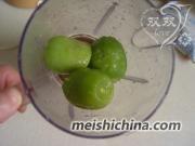 将猕猴桃放入料理机中