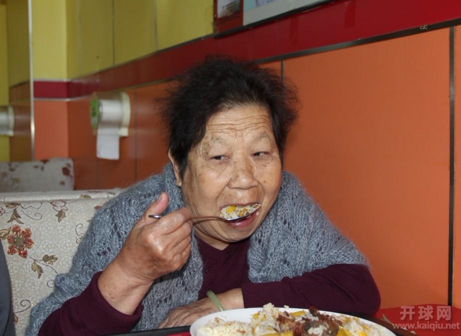 老娘大口吃着当地著名的“手抓饭”，昌吉一杆旗饭店