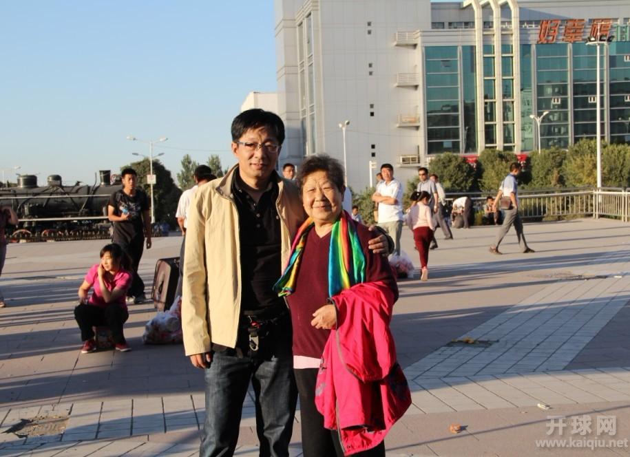 乌西火车站与老娘合影 一会儿坐火车 第二天抵达北屯（喀纳斯景区附近）