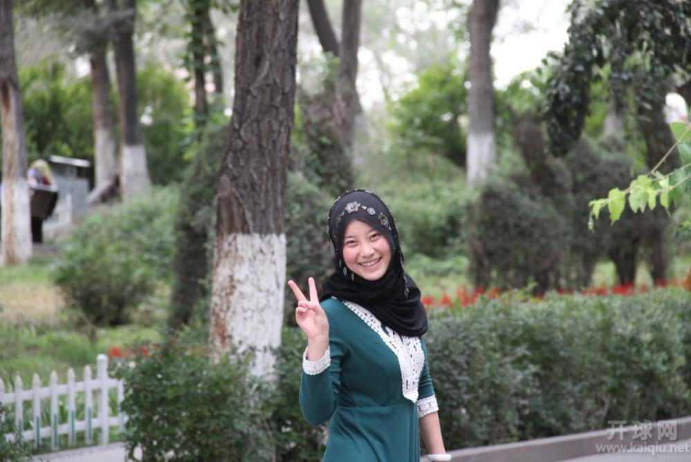 红山公园内遇到热情奔放的美女，看着像回族，看我给她照相，还摆个pose。