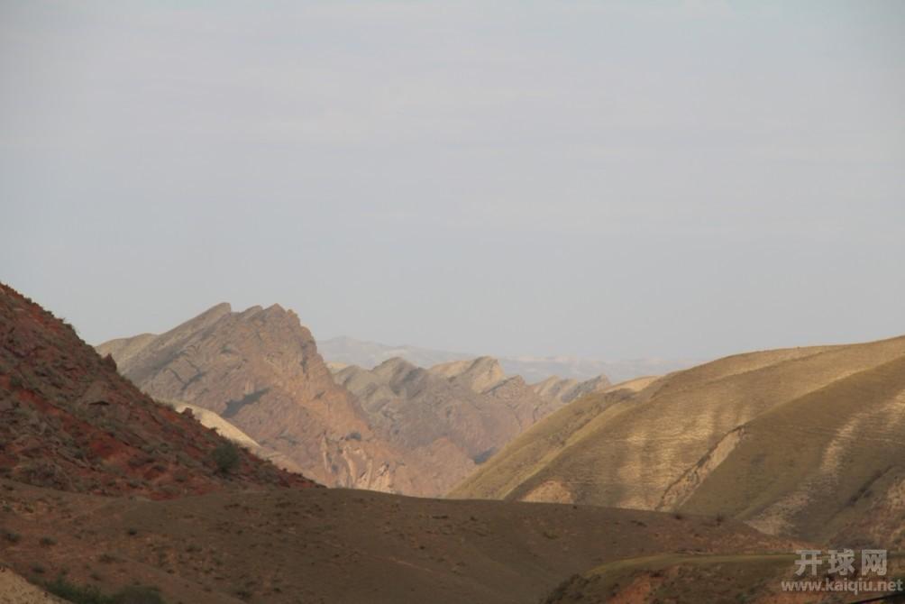 玛纳斯河沿路风景