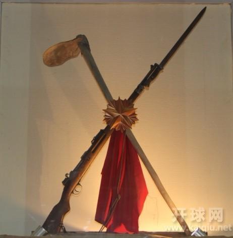 枪与斧头交织