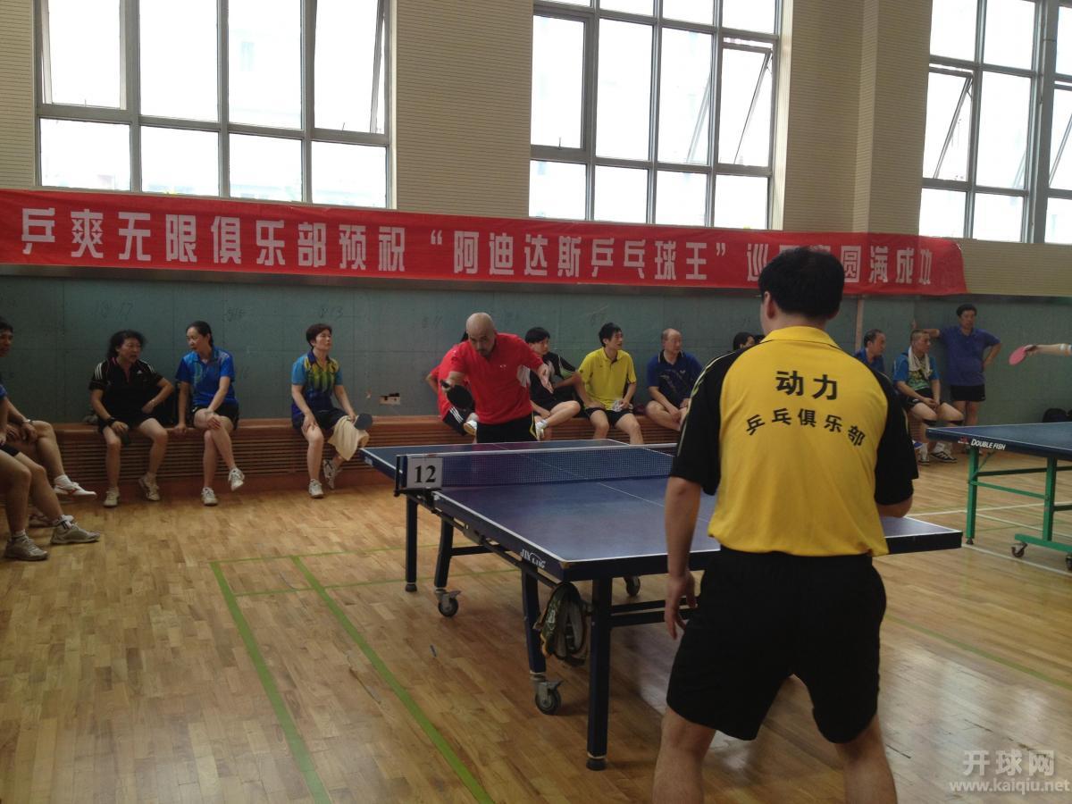 看球台后窗户下面的一排矮柜，非常方便球友的休息、侯赛，很多球友赞不绝口。