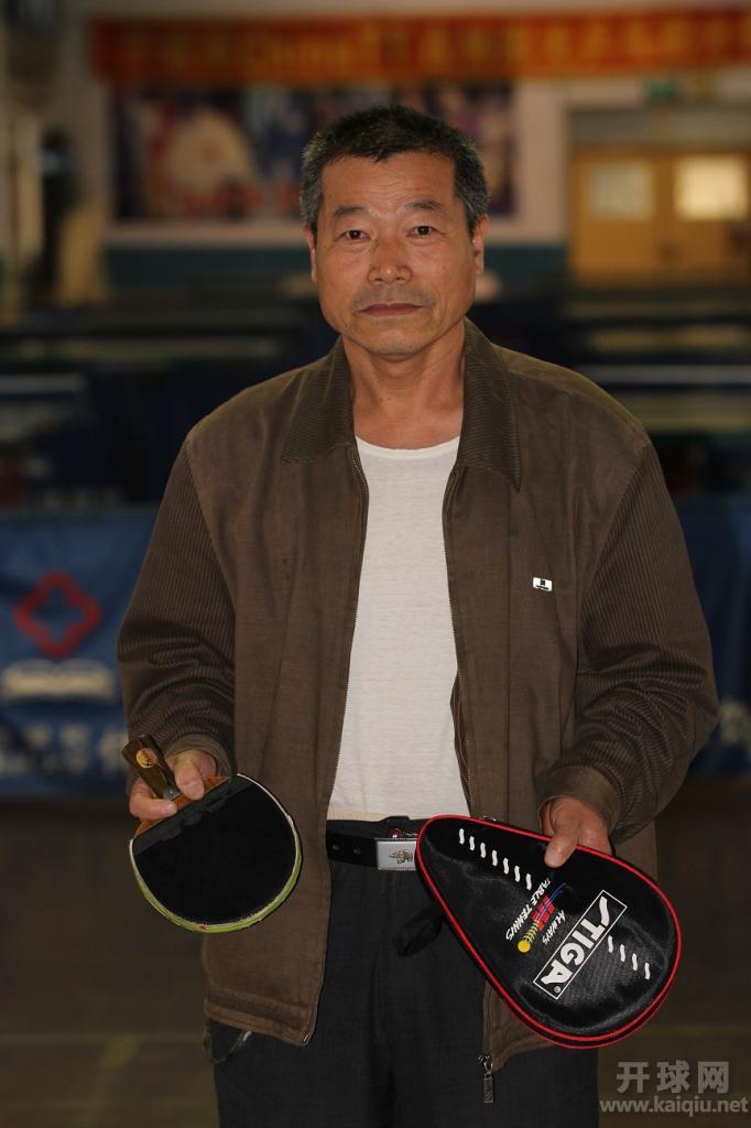 一直使用这把球拍的老者。虽沧桑但气色绝佳，精气神很好。