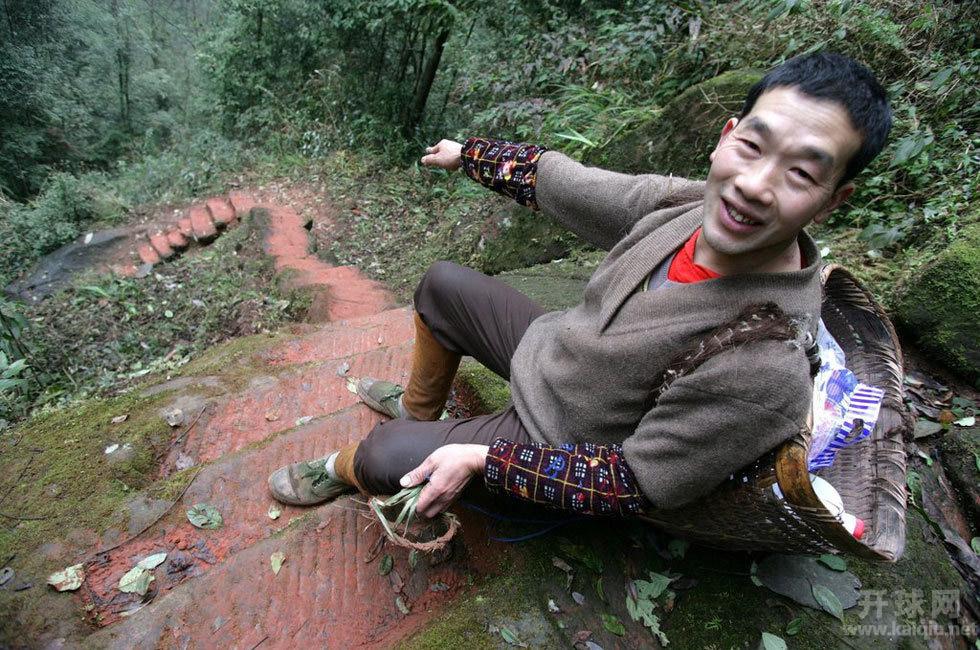 2006年11月28日，刘国江、徐朝清的儿子上山看望父母，说起父亲为母亲开凿的天梯也感佩不已。