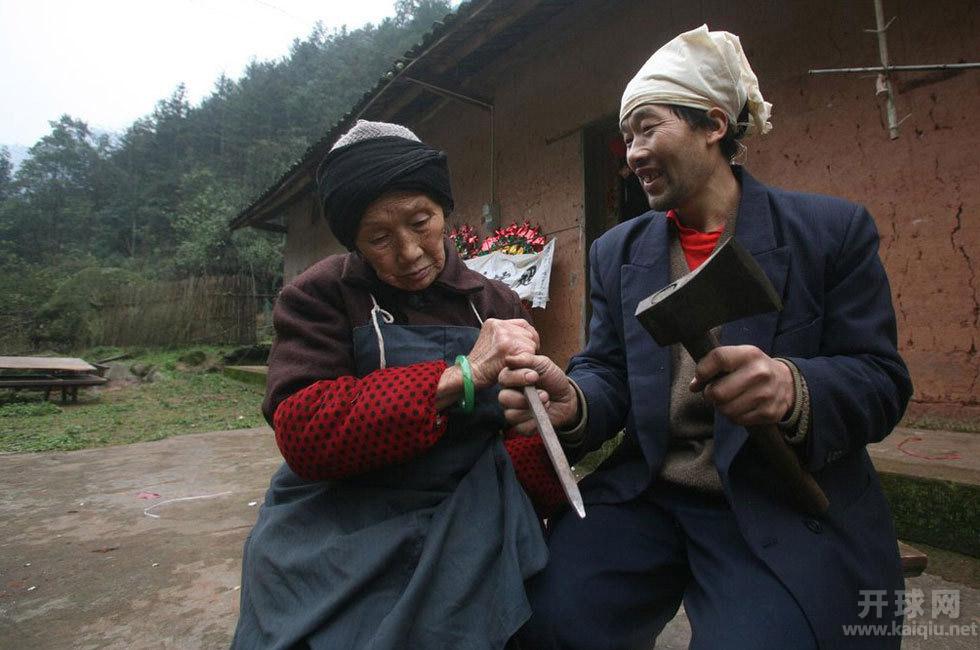 2007年12月13日，重庆江津中山镇，刘国江的三儿子刘明生家中，徐朝清和儿子一起触摸刘国江打造天梯时用的工具