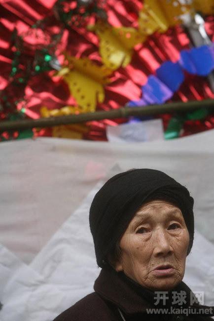 2007年12月13日，重庆江津中山镇，刘国江的三儿子刘明生家中，失去老伴的徐朝清欲哭无泪