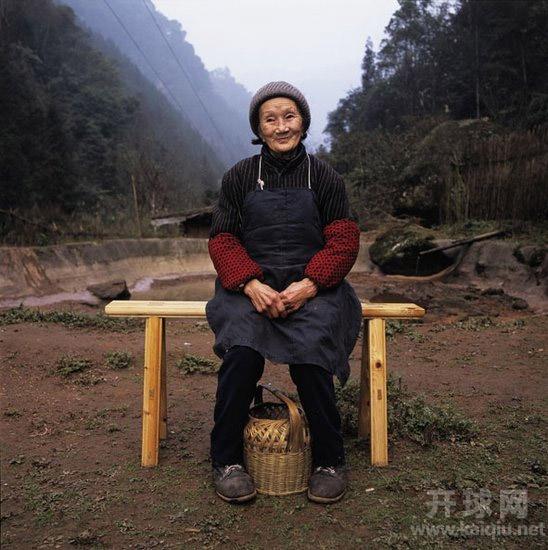 徐朝清老人于2012年10月30日晚22时间去世，享年87岁。自此，爱情天梯主人双双离世，给后人留下一个感人的爱情故事。2010年，香港男子组合C Allstar创作了歌曲《天梯》，结果一炮而红，横扫香港四大颁奖礼，获得多项大奖。2010年，这