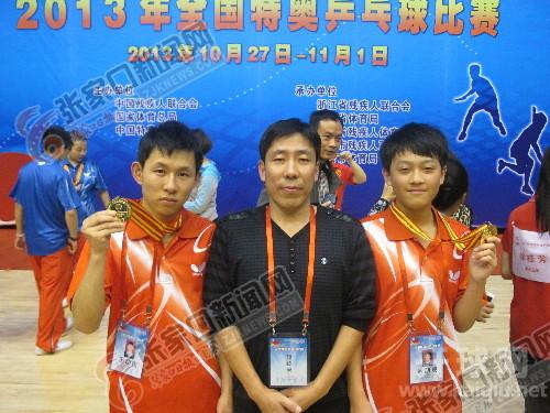 获得男双比赛冠军后，石志刚（右一）和教练、队友共庆胜利。 张毅 摄