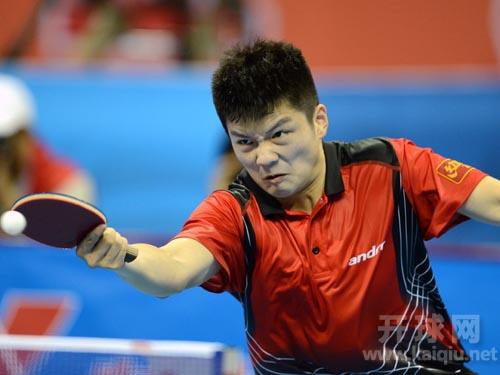 资料图片：2013年9月5日，解放军队球员樊振东在比赛中。当日，在鞍山进行的第十二届全运会乒乓球男子团体决赛中，解放军队以3比1战胜上海队，获得冠军。新华社记者朱峥摄