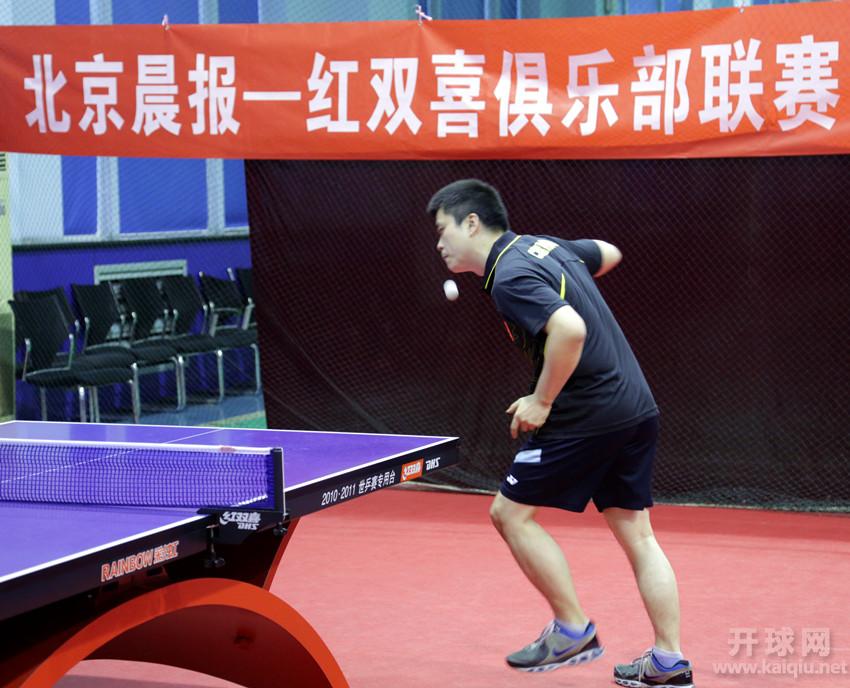 耿屹的专业发球动作