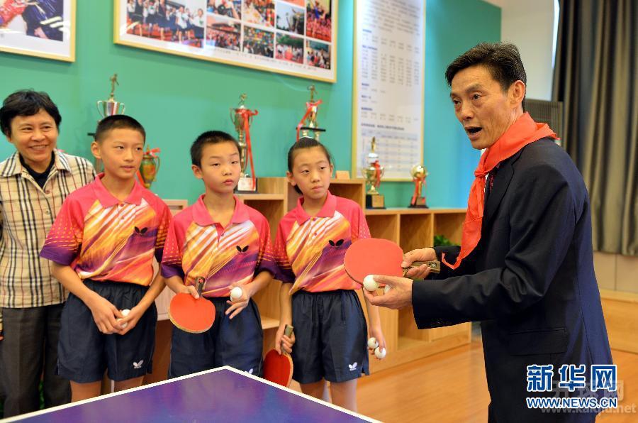 11月2日，在上海市巨鹿路第一小学乒乓球训练场，乒乓球名将陆元盛（右一）给在校的乒乓球小运动员演示发球。