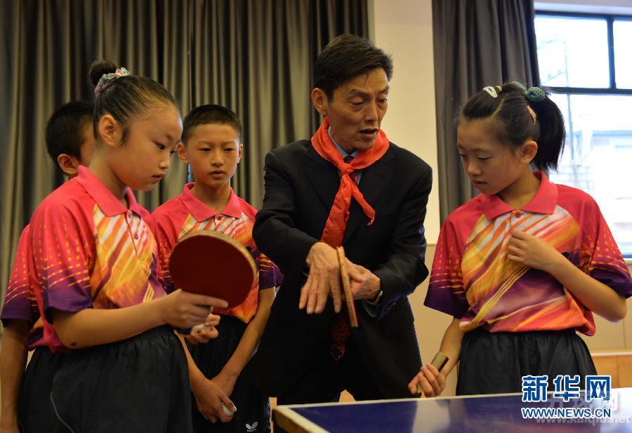 11月2日，在上海市巨鹿路第一小学乒乓球训练场，乒乓球名将陆元盛（右二）向在校的乒乓球小运动员传授打球心得。