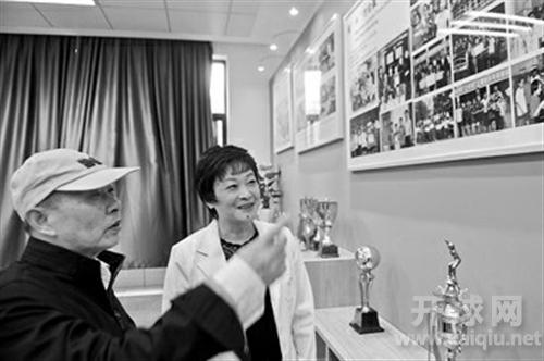 何智丽右在母校重温珍贵记忆