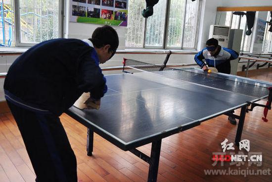 (长沙市特殊教育学校的学生正在练习盲人乒乓球。)