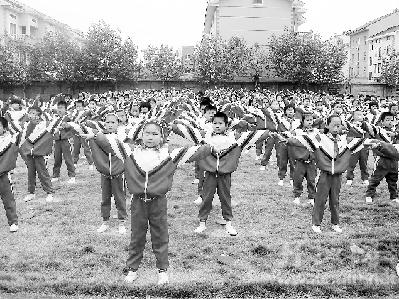 课间齐做乒乓球操