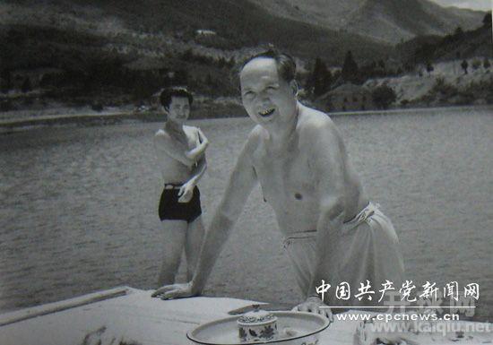 1961年，毛主席在庐山游泳时
