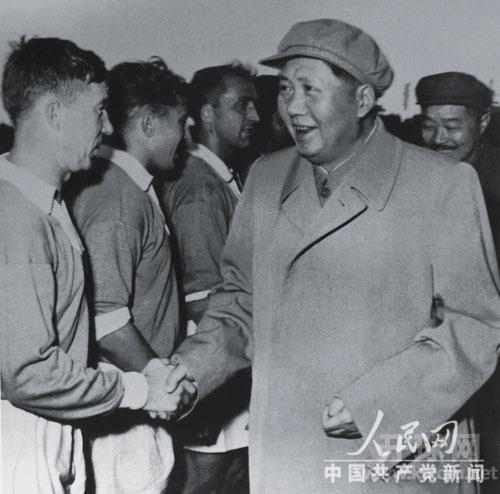 1955年10月30日，毛泽东、贺龙在观看中国同苏联列宁格勒泽尼特足球队的比赛后到运动场上接见运动员