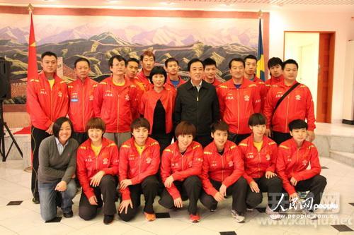陈育明大使和夫人白晓梅与中国乒乓球队合影留念。