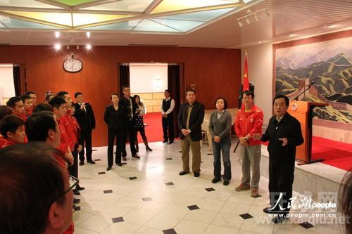 陈育明大使致词欢迎中国乒乓球队来使馆做客。