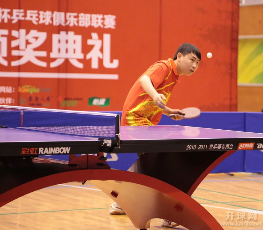 高手邹杰发球英姿