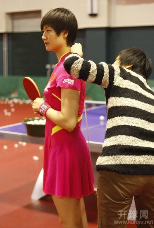 设计师为丁宁量体裁衣