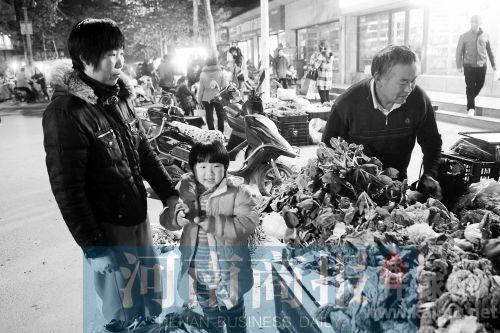 傍晚是卖菜的高峰期，张翠平常带着女儿来给丈夫帮忙