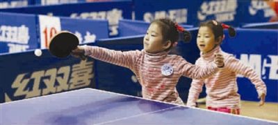 6岁姐妹花上阵吸引眼球 在妈妈肚子里就听乒乓球声