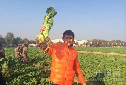 张继科手舞足蹈
2月10日清晨，国乒将帅一行在昆明农庄体验了一把“菜农”的味道，抱着大白菜的各位主教练和世界冠军们，迎着朝霞露出了最质朴的笑容。