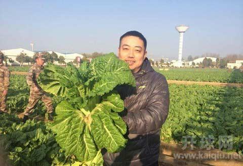 刘国梁怀抱大白菜
2月10日清晨，国乒将帅一行在昆明农庄体验了一把“菜农”的味道，抱着大白菜的各位主教练和世界冠军们，迎着朝霞露出了最质朴的笑容。