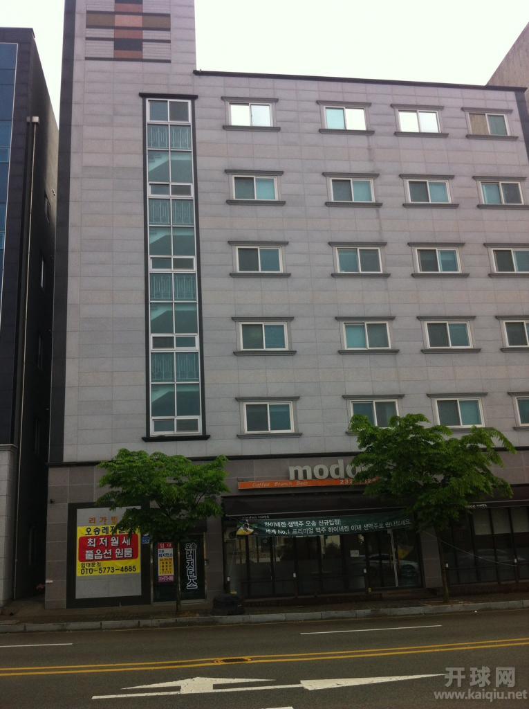 我住在四层，左手第一间。