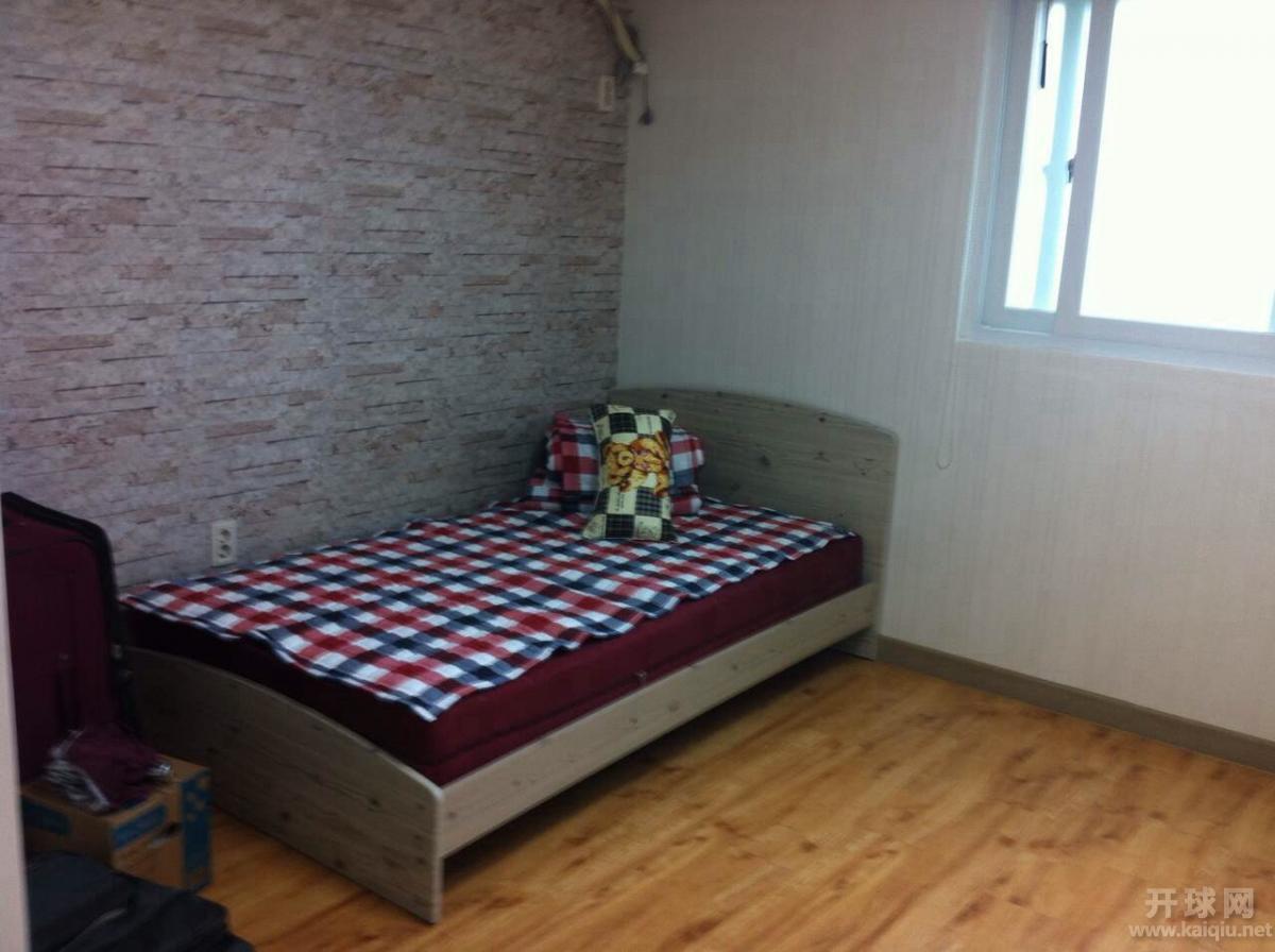 床上三件套是后买的，加枕头约5万韩元，合30元人民币，白送一样。