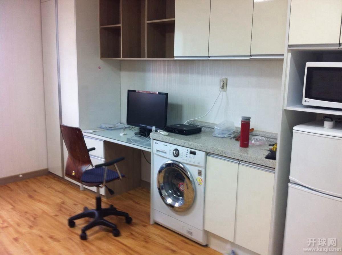 房间内有电视，洗衣机，冰箱，微波炉。最重要的可以上网。