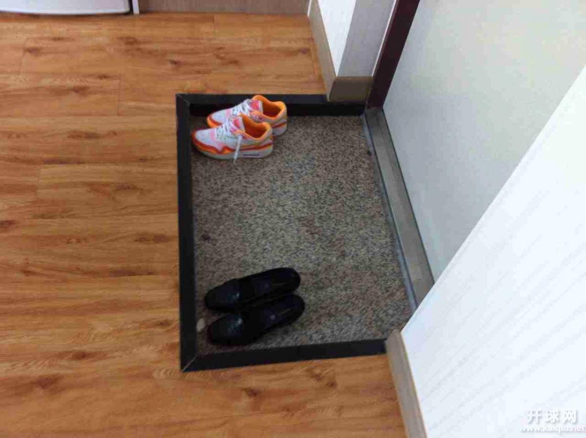 进门脱鞋。