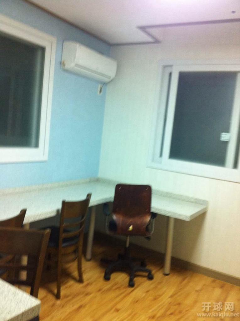 在公用厨房看书也很好。