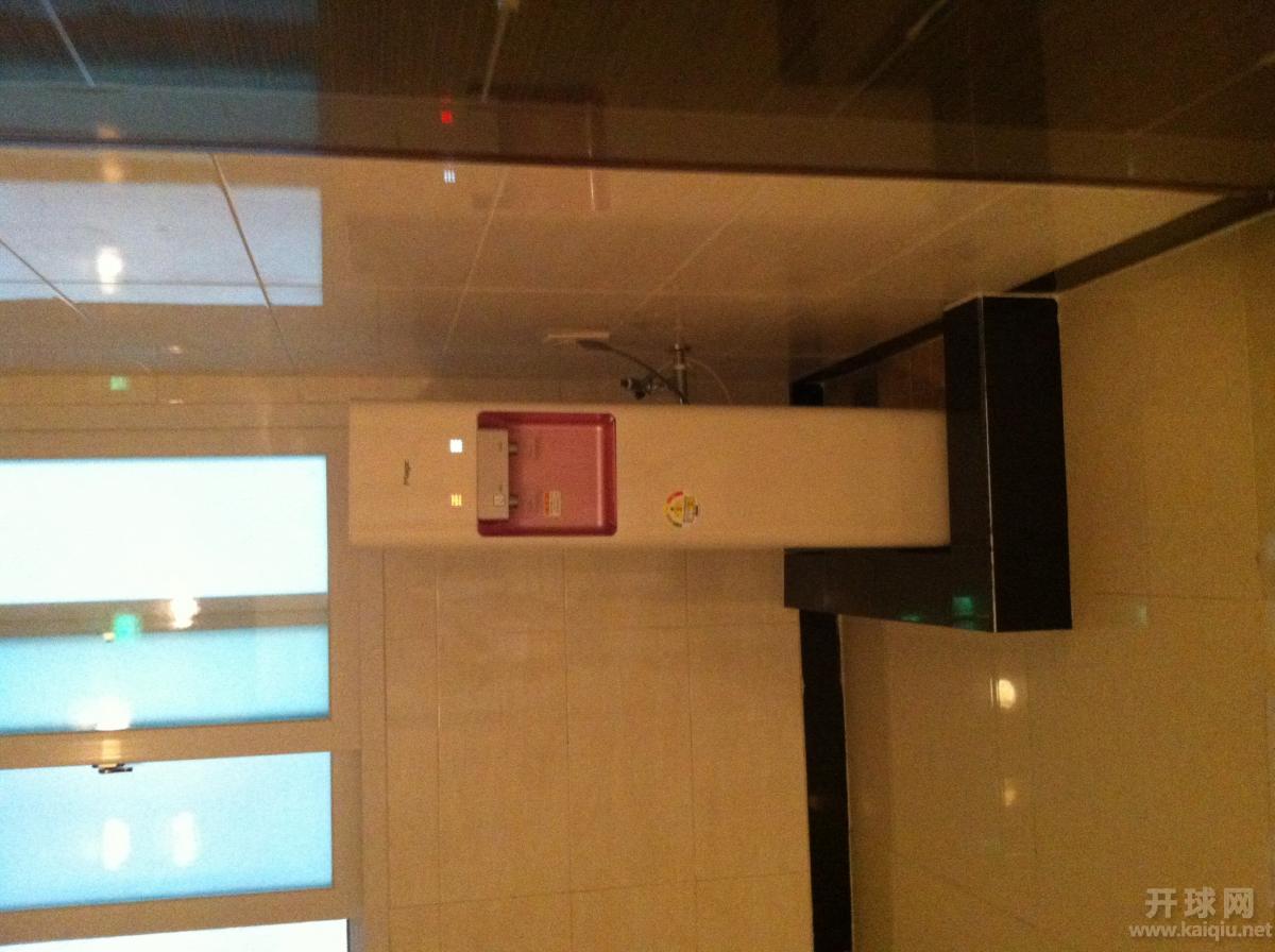 每层里楼道都配有饮水机。