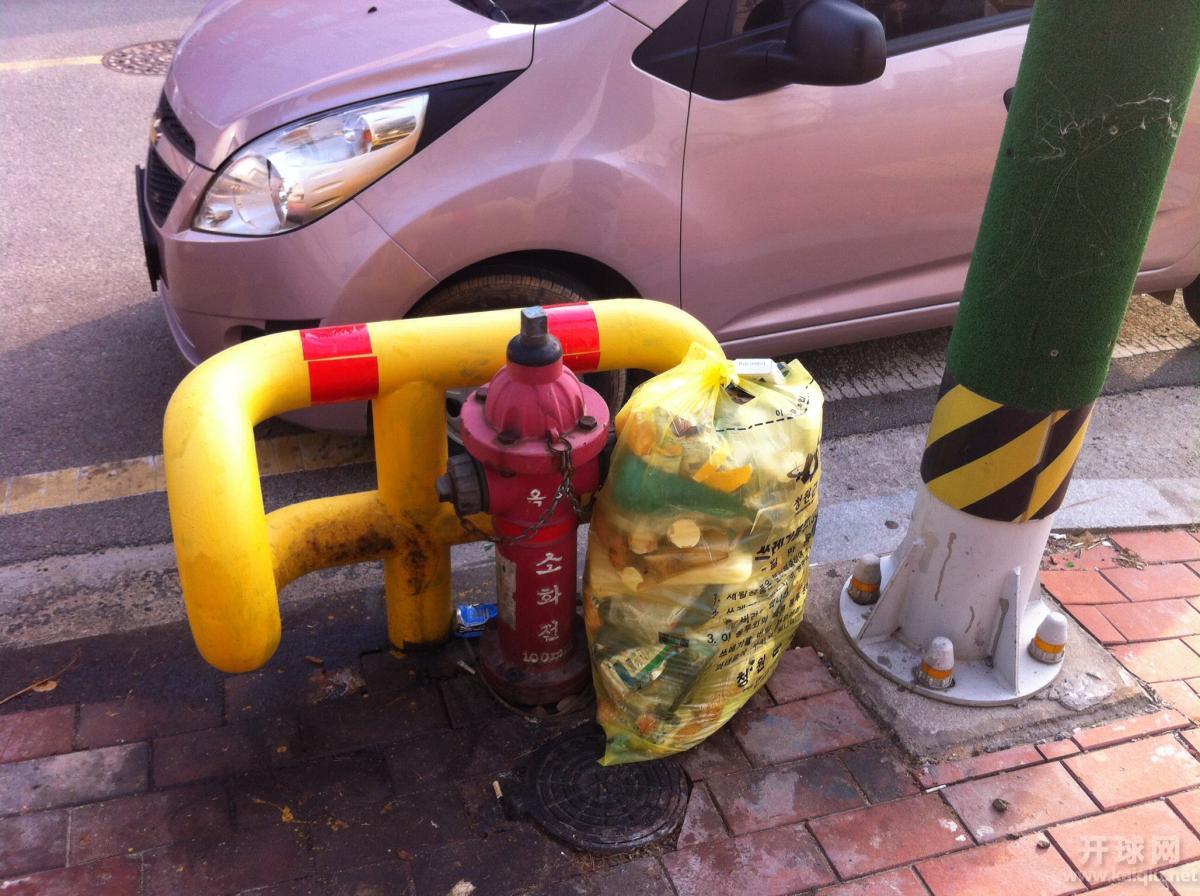 没有垃圾桶。垃圾都是分类装在袋里，放在楼前。