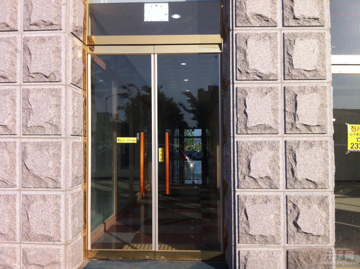 楼中间留有供人穿行的过道。