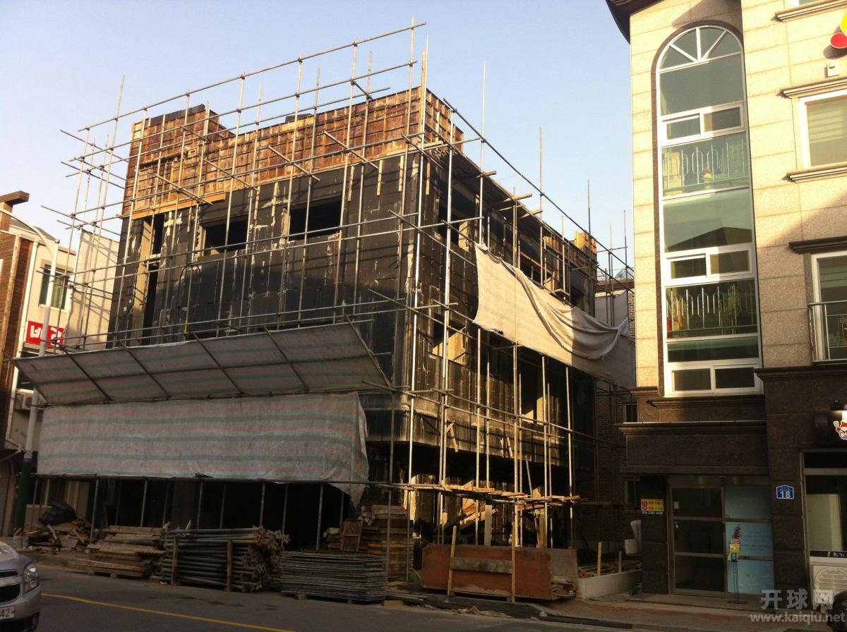 在建楼盘不见吊车。