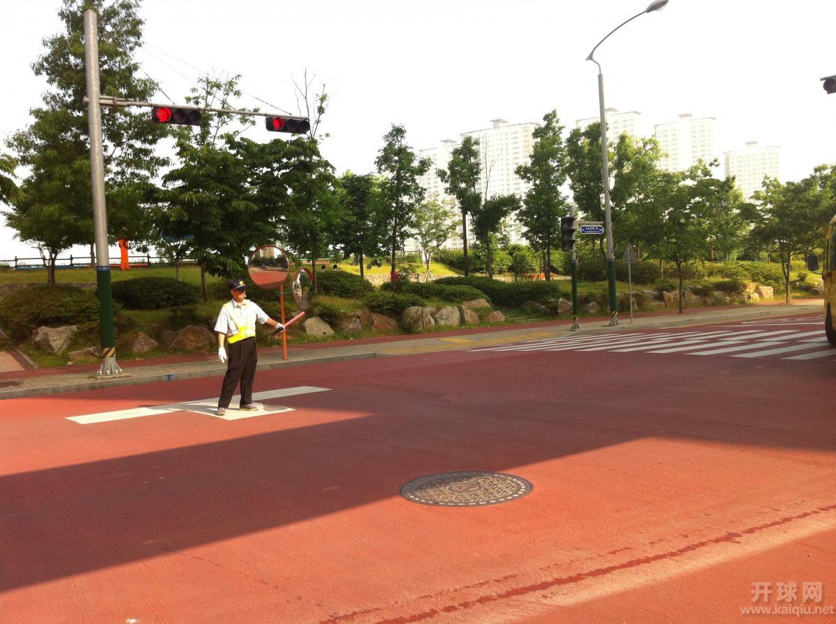 见到一位交通协管员。从没见过交警。