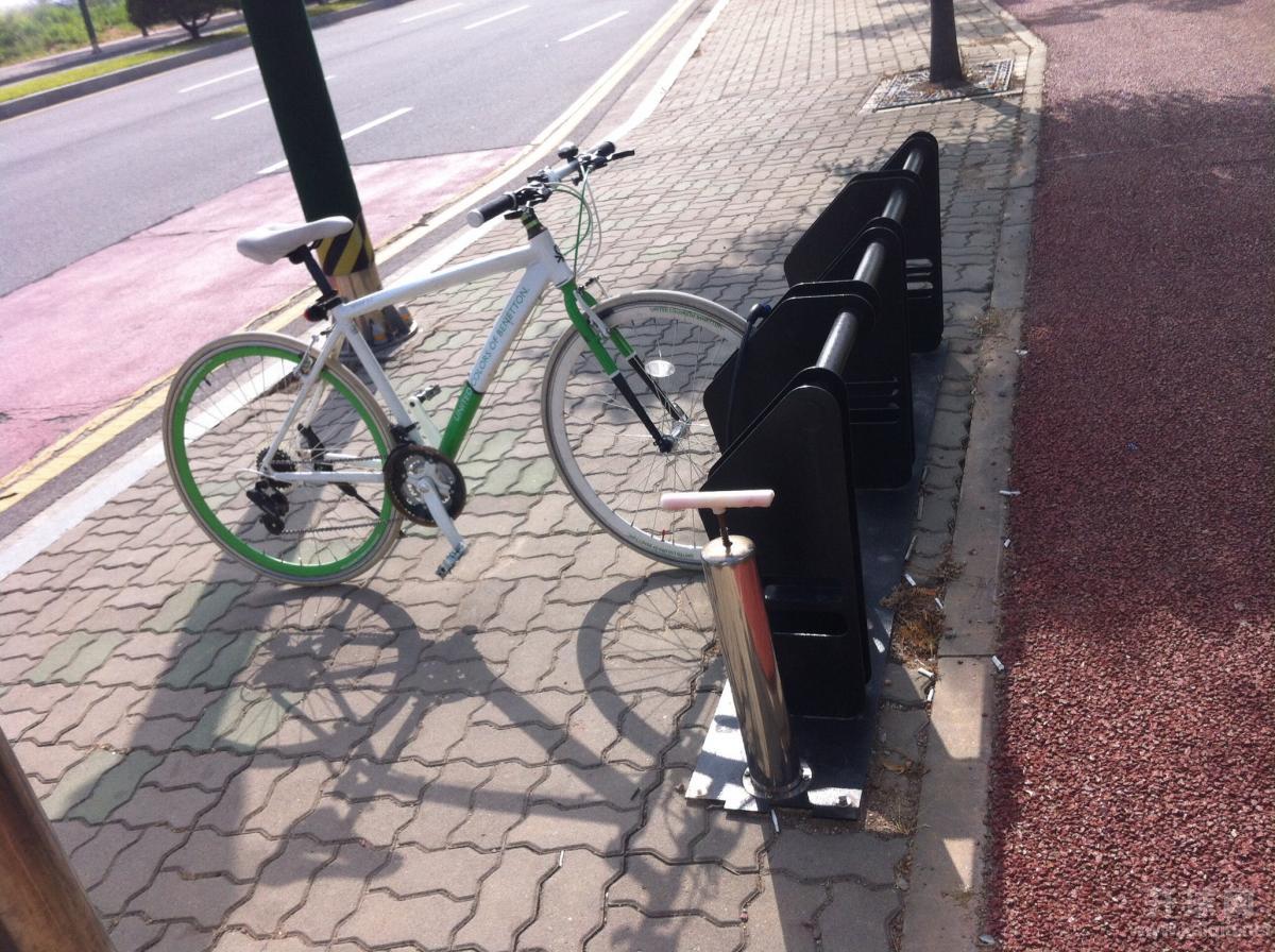 路边放车的地方有打气筒