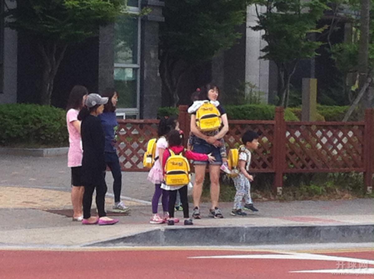 等校车去上学的孩子们