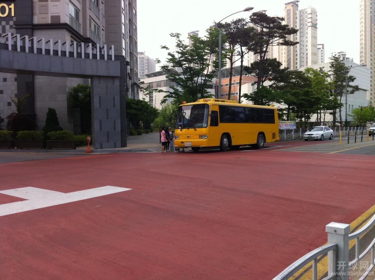 车来了。这里幼儿园校车，小学校车都是黄色的