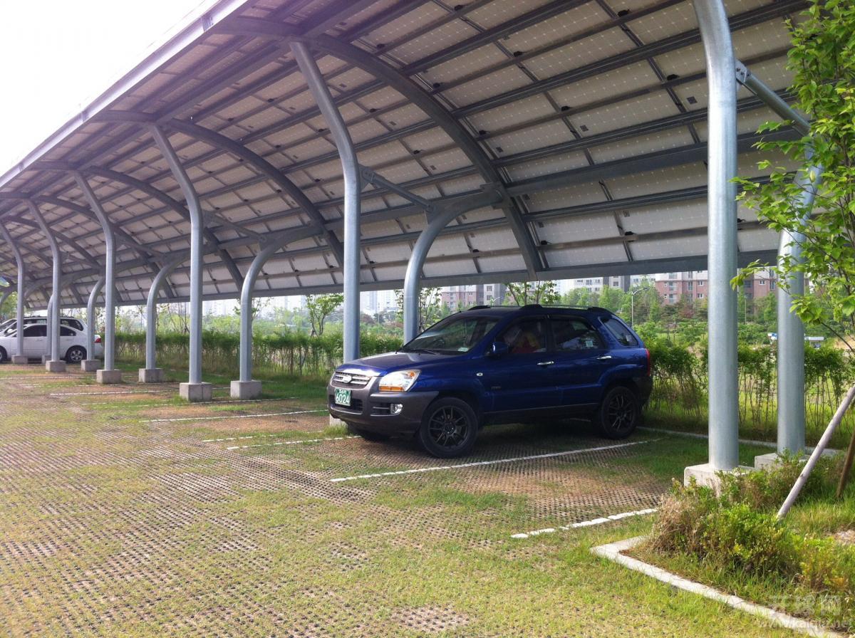 停车场，据说是太阳能的。