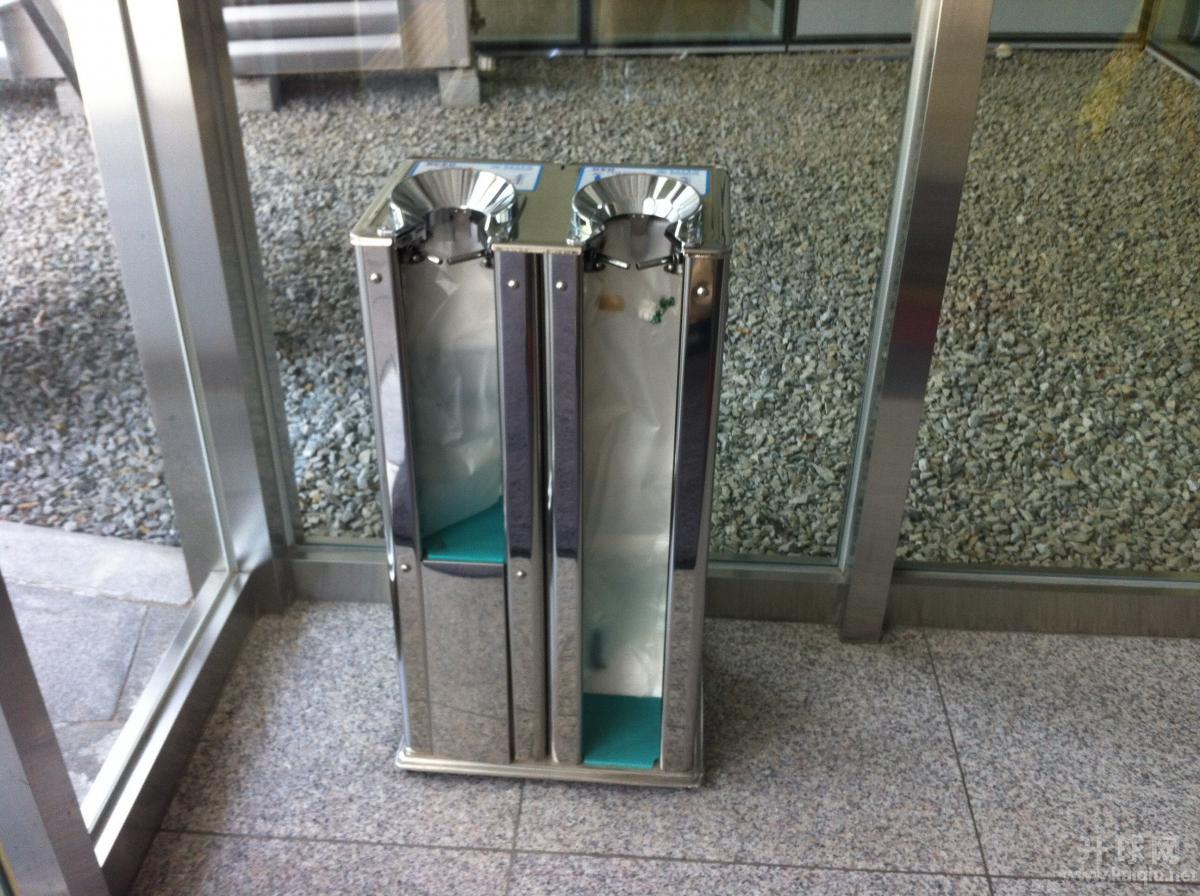 一个用于小伞，一个用于大伞。真是用心良苦呀。