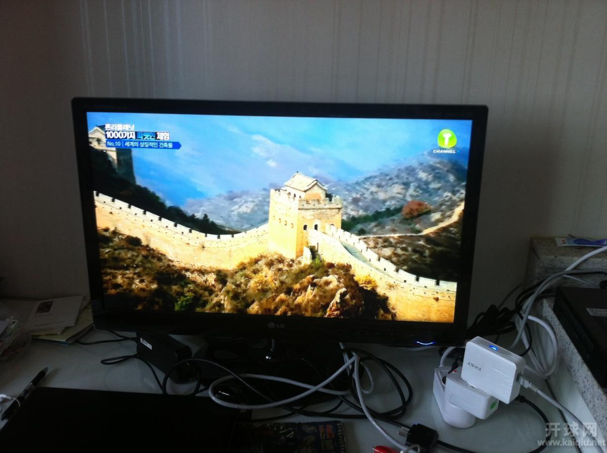 长城。从人家的电视里看到咱的长城，别有一番滋味在心头。